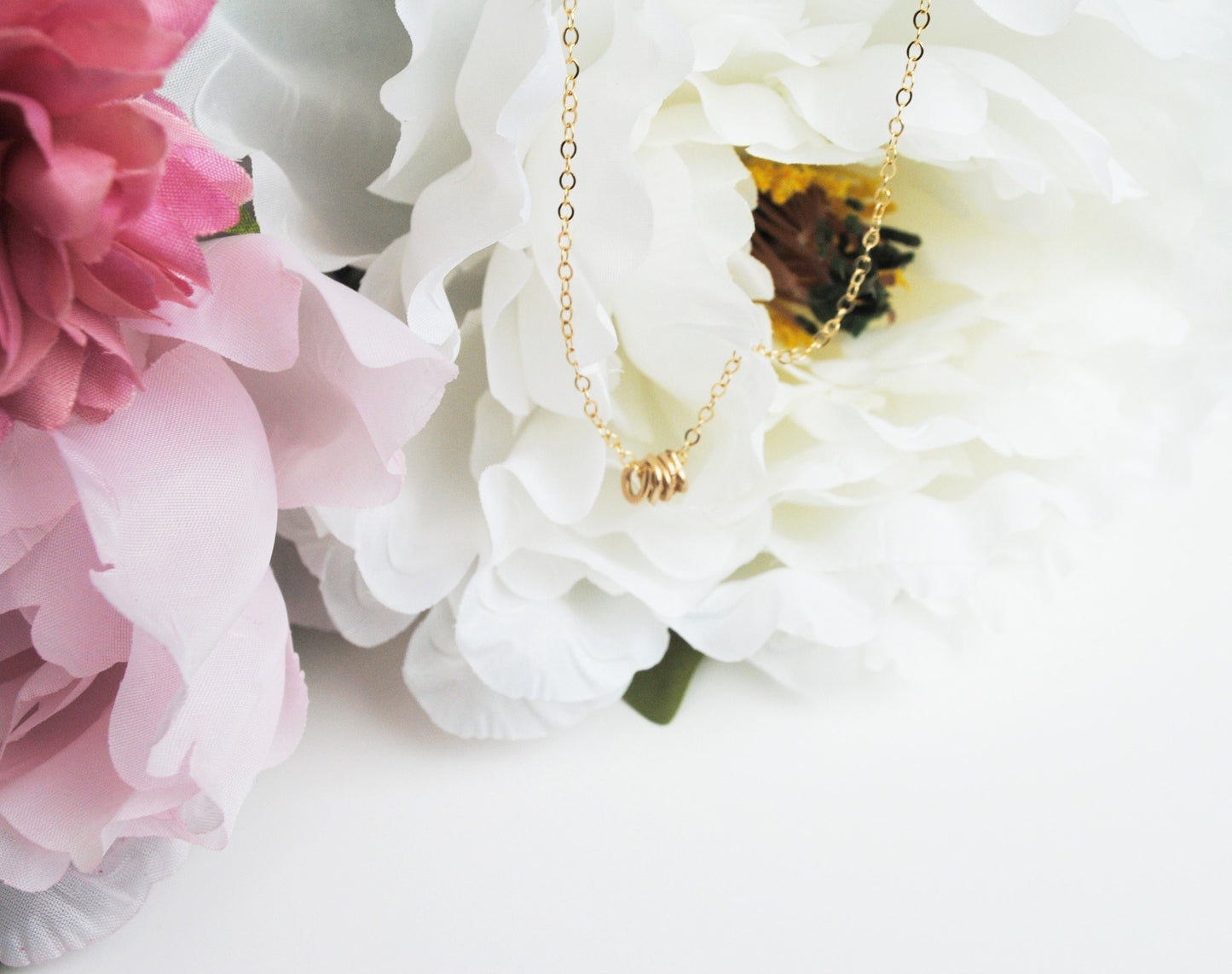 Gold circle pendant necklace