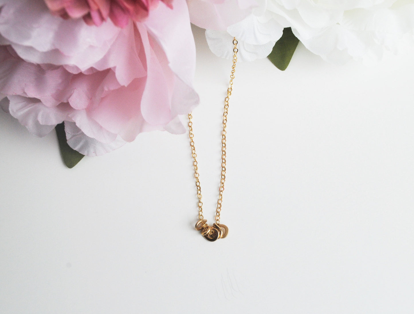 Gold circle pendant necklace