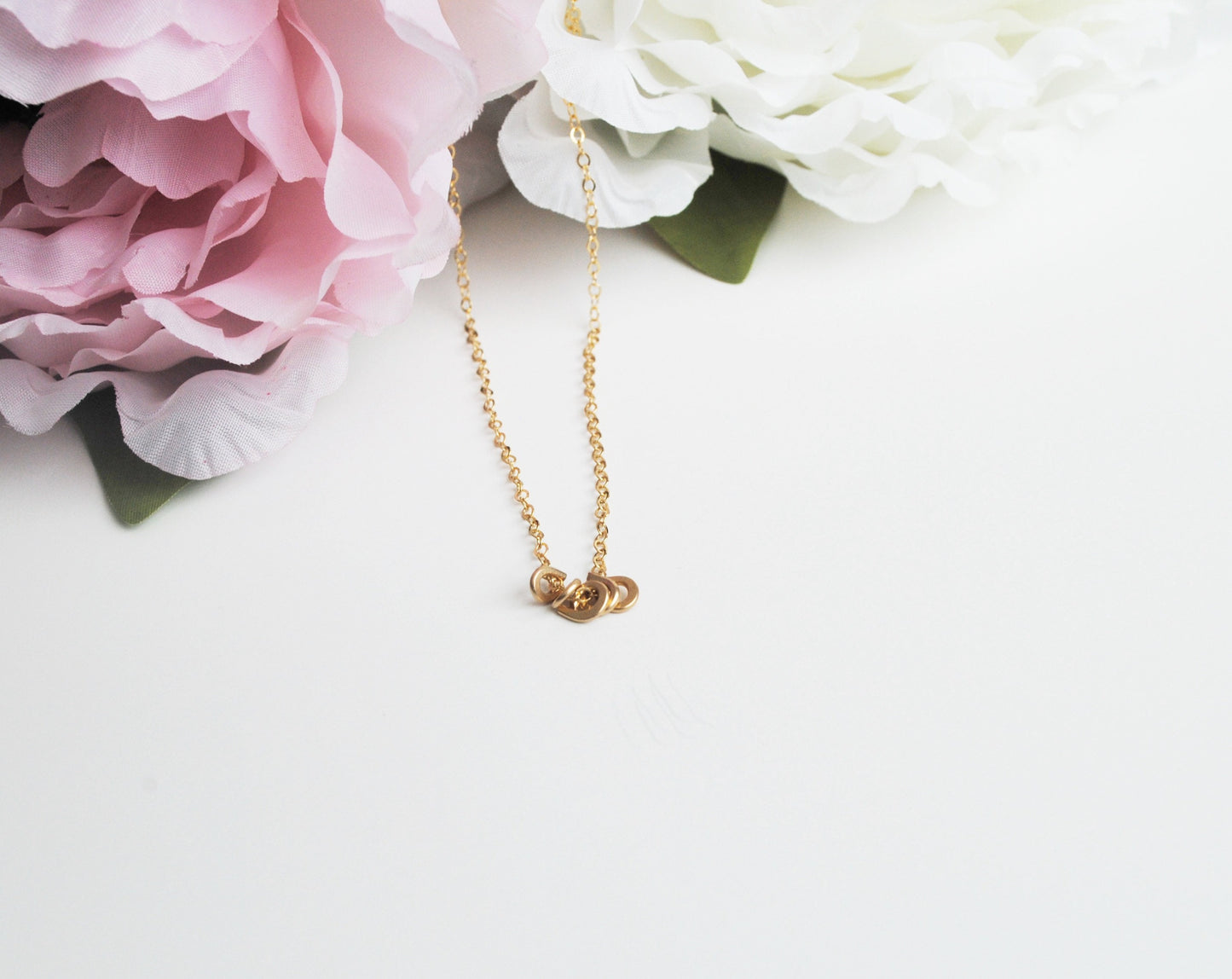 Gold circle pendant necklace